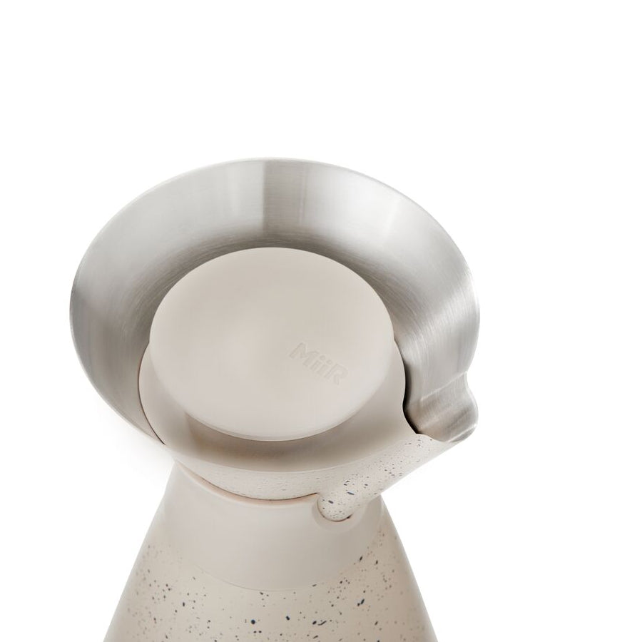new-standard-carafe-q9 WebPDP-33oz_New_Standard_Carafe_Desert_Tan_Speckle_Studio__CAR1SVOS224_45_Lid_On.jpg